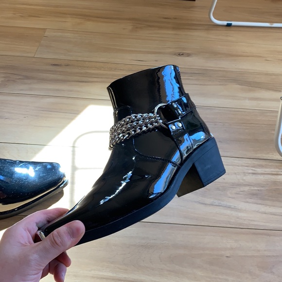 ASOS Cuban Chelsea boots with chains - Picture 2 of 4